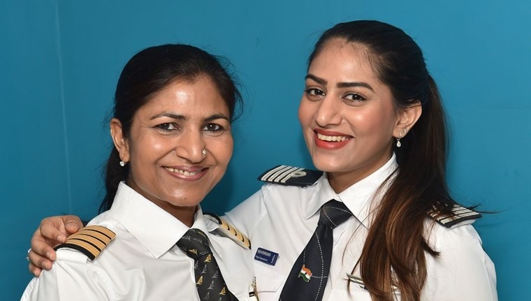 Hai mẹ con cơ trưởng Nivedita Bhasin (trái) và Niharika Bhasin đều là phi công dân sự tại Ấn Độ.