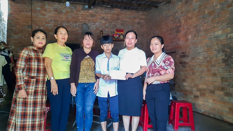 Cán bộ, hội viên Hội LHPN Phường 3, thị xã Quảng Trị thăm hỏi, tặng quà cho cháu Lê Văn Thảo, trẻ em mồ côi ở Khu phố 6 - Ảnh: H.T