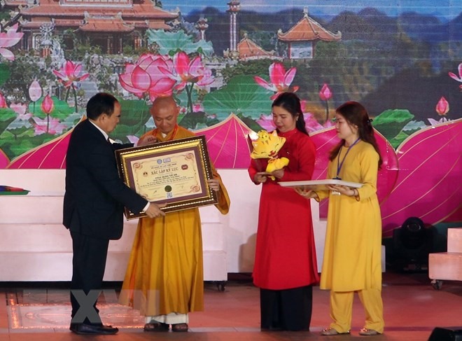Ban Tổ chức trao chứng nhận kỷ lục Việt Nam cho độc bản 16 bức tranh sứ màu, được cẩn trên tường của 4 ngôi tháp ở chùa Quán Thế Âm Lễ hội Quán Thế Âm Ngũ Hành Sơn. (Ảnh: Trần Lê Lâm/TTXVN)