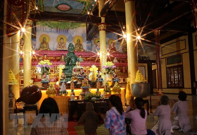 Ảnh 6 Phật tử, người dân cầu nguyện bình an cho gia đình tại Lễ hội Quán Thế Âm Ngũ Hành Sơn. (Ảnh: Trần Lê Lâm/TTXVN)