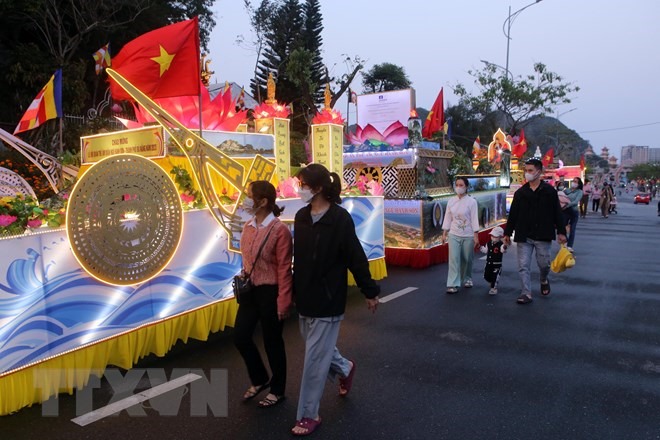 Người dân, du khách đến tham dự Lễ hội Quán Thế Âm Ngũ Hành Sơn. (Ảnh: Trần Lê Lâm/TTXVN)