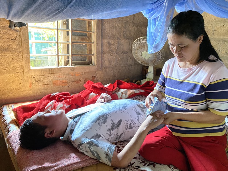Chị Nguyễn Thị Liên chăm sóc cho con trai bị bệnh suy thận suốt 8 năm qua -Ảnh: N.B