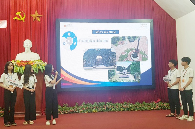 Đoàn học sinh Trường THPT chuyên Lê Quý Đôn thuyết trình tại trận thi chung kết sáng 26/3 -Ảnh: TÚ LINH