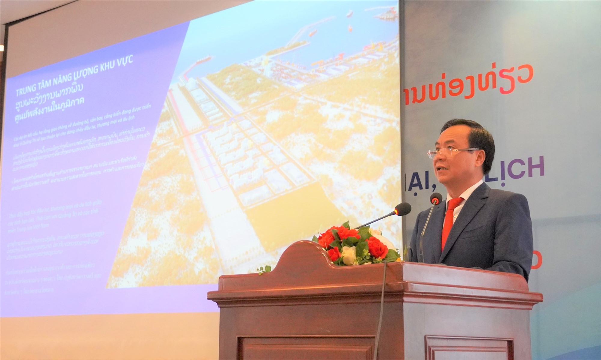 Chủ tịch UBND tỉnh Võ Văn Hưng phát biểu tại diễn đàn - Ảnh: M.H