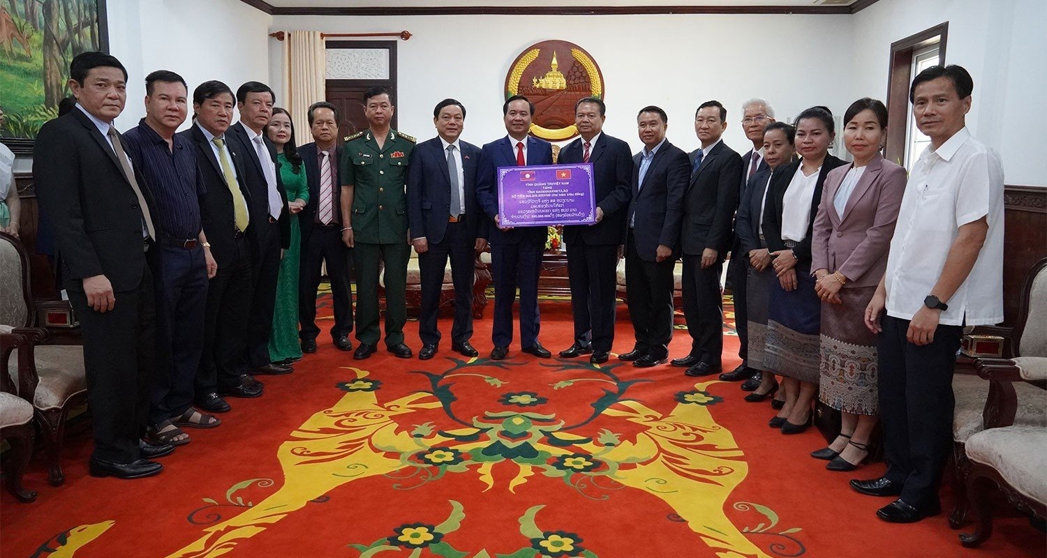 Chủ tịch UBND tỉnh Võ Văn Hưng trao tặng 200 triệu đồng cho tỉnh Savannakhet-Ảnh: P.M.H