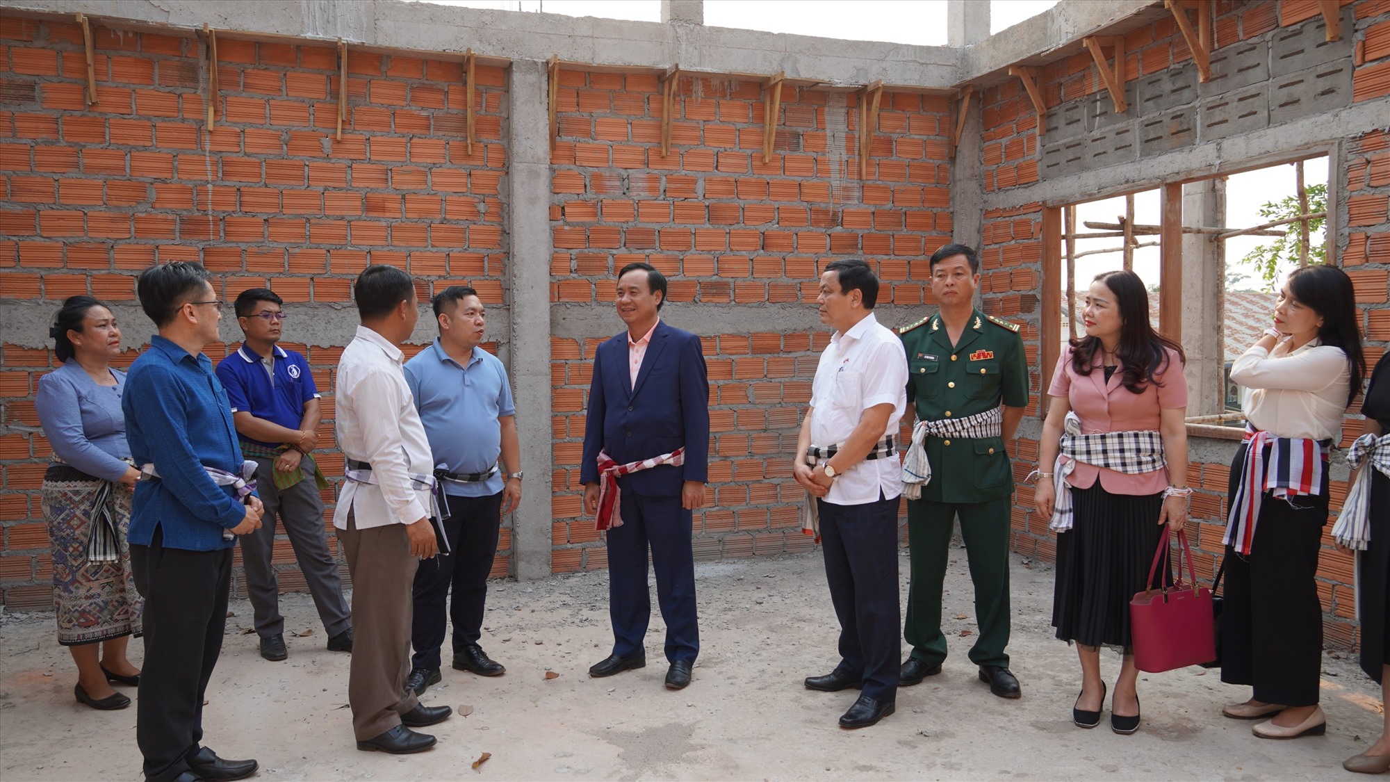 Chủ tịch UBND tỉnh Võ Văn Hưng thăm, kiểm tra một công trình do tỉnh Quảng Trị hỗ trợ xây dựng tại huyện Nòng - Ảnh: M.H