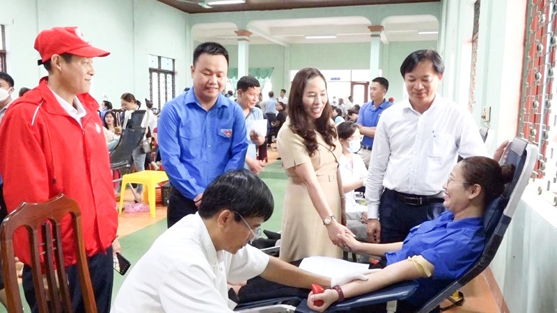 Lãnh đạo huyện Hải Lăng quan tâm, động viên tình nguyện viên hiến máu tại ngày hội -Ảnh: Đ.V