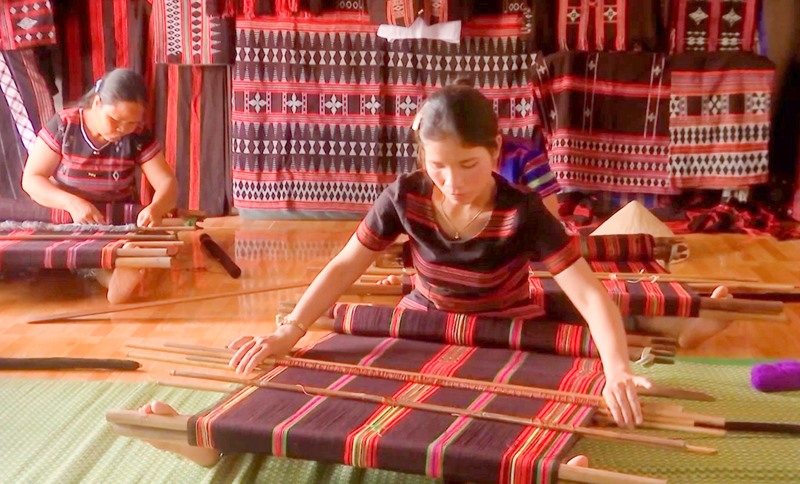 Người Pa Kô ở xã A Bung duy trì và phát huy nghề dệt thổ cẩm truyền thống - Ảnh: K.S