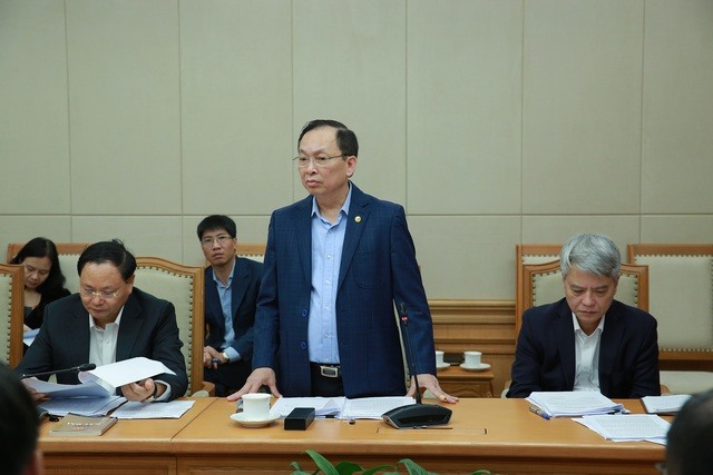 Phó Thống đốc Thường trực Ngân hàng Nhà nước Đào Minh Tú báo cáo Phó Thủ tướng về công tác bảo đảm nguồn vốn tín dụng cho lĩnh vực bất động sản - Ảnh: VGP/Minh Khôi