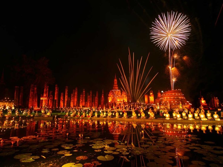 Lễ hội tại Thái Lan có sự kiện bắn pháo hoa.