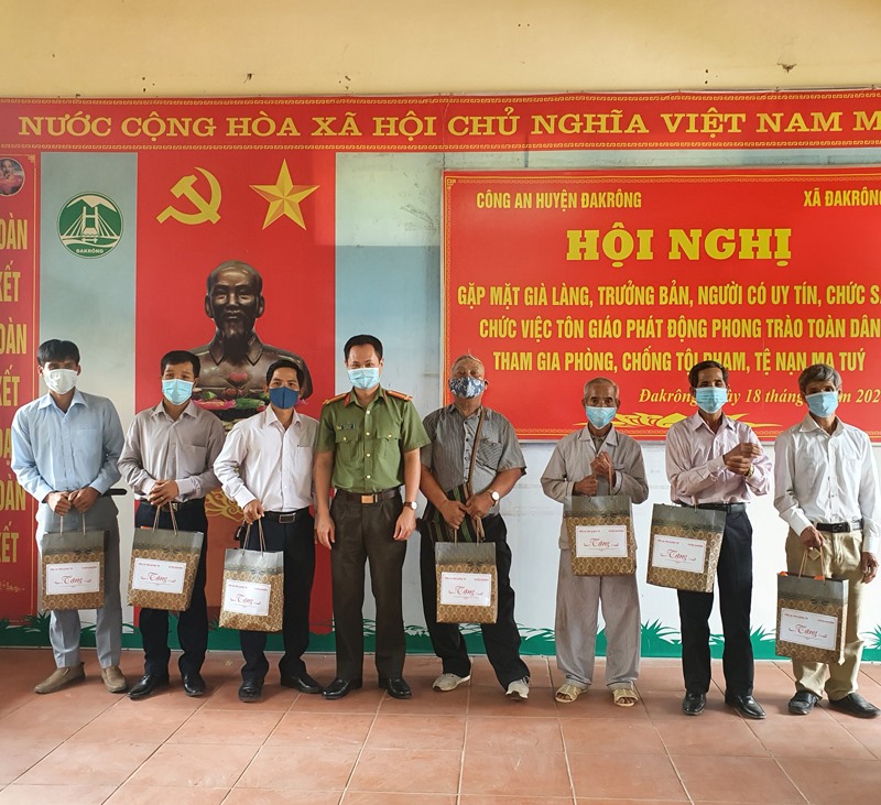 Phó Giám đốc Công an tỉnh Kiều Đức Tính tặng quà cho các già làng, trưởng bản, người có uy tín tại huyện Đakrông -Ảnh: T.N