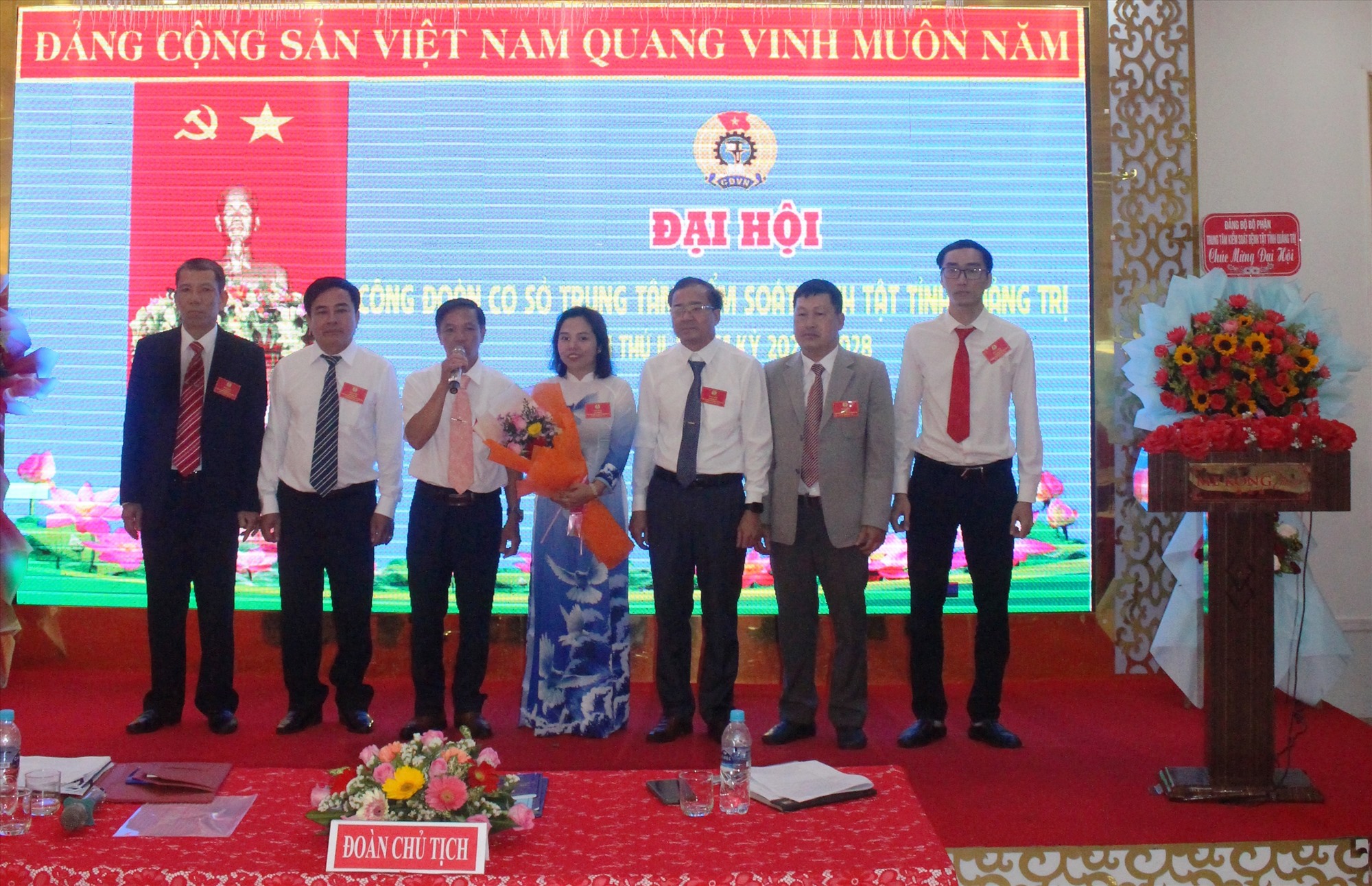 Ban Chấp hành khóa II, nhiệm kỳ 2023-2028 CĐCS Trung tâm KSBT tỉnh Quảng Trị ra mắt, nhận nhiệm vụ. Ảnh: Bội Nhiên