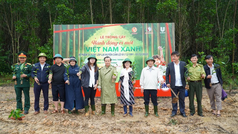 Lễ trồng cây “Hành động vì một Việt Nam xanh” tổ chức tại huyện Cam Lộ hưởng ứng Chương trình trồng 1 tỉ cây xanh - Ảnh: T.T
