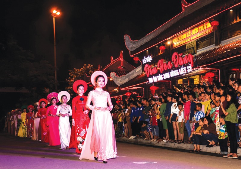 Trình diễn áo dài trên tuyến phố đi bộ thị xã Quảng Trị - Ảnh: K.S
