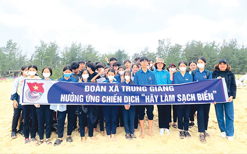Đoàn viên thanh niên xã Trung Giang ra quân làm sạch bờ biển - Ảnh: L.N