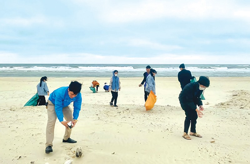 Đoàn viên thanh niên huyện Gio Linh ra quân làm vệ sinh bờ biển để chuẩn bị cho mùa du lịch biển 2023 -Ảnh: L.N