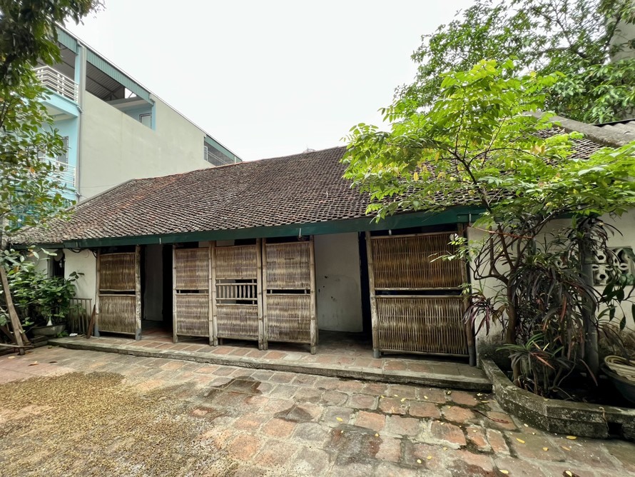 Ngôi nhà cổ theo kiến trúc nhà kẻ truyền với cánh dại tre trước hiên của ông Nguyễn Văn Bình.