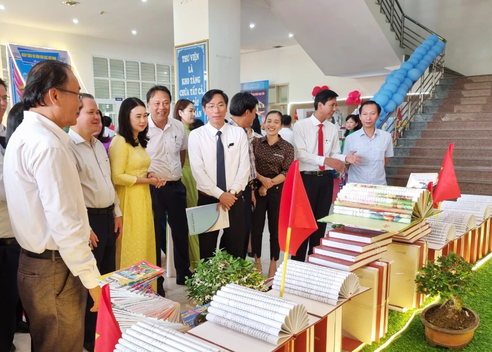 Đại biểu tham quan trưng bày tư liệu, xếp mô hình sách nghệ thuật tại Thư viện tỉnh - Ảnh: Tú Linh