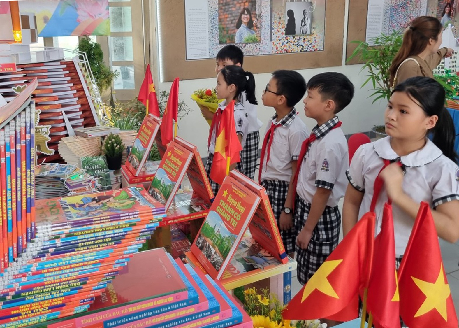 Học sinh tiểu học TP. Đông Hà háo hức tham quan trưng bày tư liệu, xếp mô hình sách nghệ thuật tại Thư viện tỉnh - Ảnh: Tú Linh