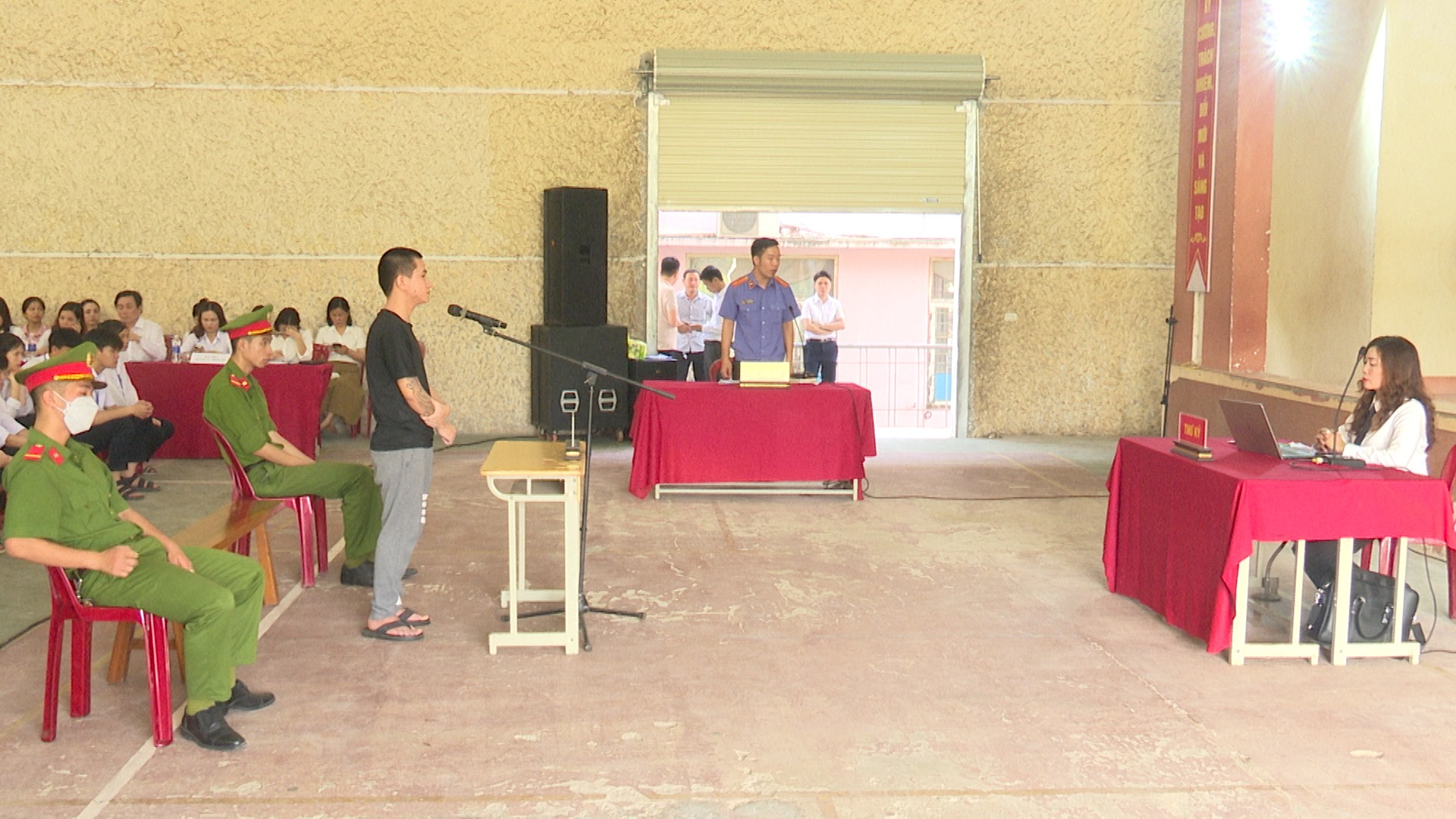 Phiên tòa lưu động được tổ chức tại Trường THPT Lê Lợi nhằm góp phần tuyên truyền, giáo dục phòng chống ma túy cho học sinh-Ảnh: Huyền Nhung
