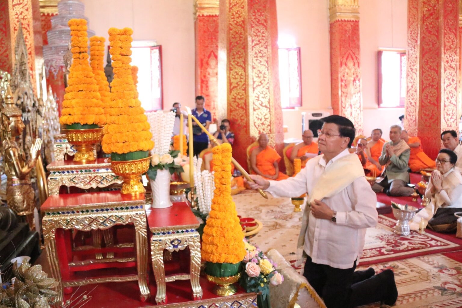 Tổng Bí thư, Chủ tịch nước Lào Thongloun Sisoulith làm lễ cầu nguyện năm mới tại chủa Ongteu, Vientiane.