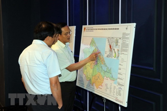 Các đại biểu nghiên cứu đồ án “Quy hoạch chung đô thị Thừa Thiên-Huế đến năm 2045, tầm nhìn đến năm 2065.” (Ảnh: Đỗ Trưởng/TTXVN)
