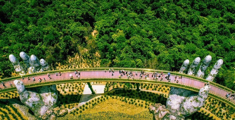 Cầu Vàng (Bà Nà Hills, Đà Nẵng) – một trong những công trình làm nên biểu tượng mới của du lịch Việt Nam.