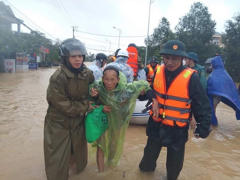 Trung tá Phạm Thị Hồng Thái, Trưởng Công an phường Đông Giang cùng các lực lượng hỗ trợ Nhân dân trong lũ lụt - Ảnh: K.H