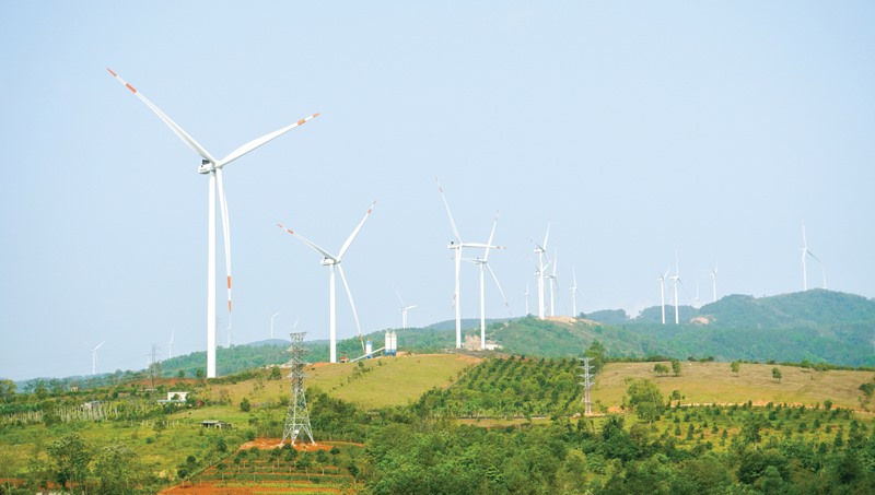 Những “cánh đồng” điện gió trở thành “chất liệu” giúp huyện Hướng Hóa tạo ra những sản phẩm du lịch đặc trưng - Ảnh: L.T