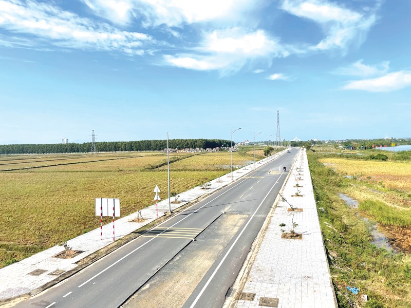 Tuyến giao thông từ TP. Đông Hà kết nối với các địa phương vùng biển Quảng Trị đã được xây dựng khá hoàn thiện - Ảnh: Đ. T