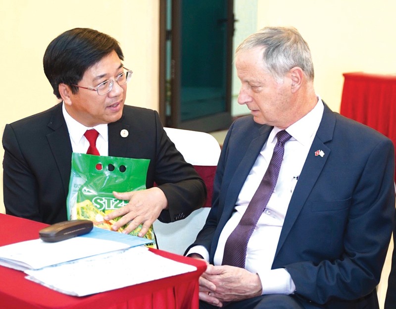 Chủ tịch HĐQT Sepon Group Hồ Xuân Hiếu trao đổi với ngài Yaron Mayer, Đại sứ đặc mệnh toàn quyền nhà nước Israel tại Việt Nam về hợp tác trồng lúa hữu cơ -Ảnh: H.X.H