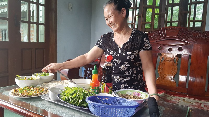 Người dân làng Mai Xá, xã Gio Mai, huyện Gio Linh chế biến món bún hến phục vụ thực khách - Ảnh: H.T