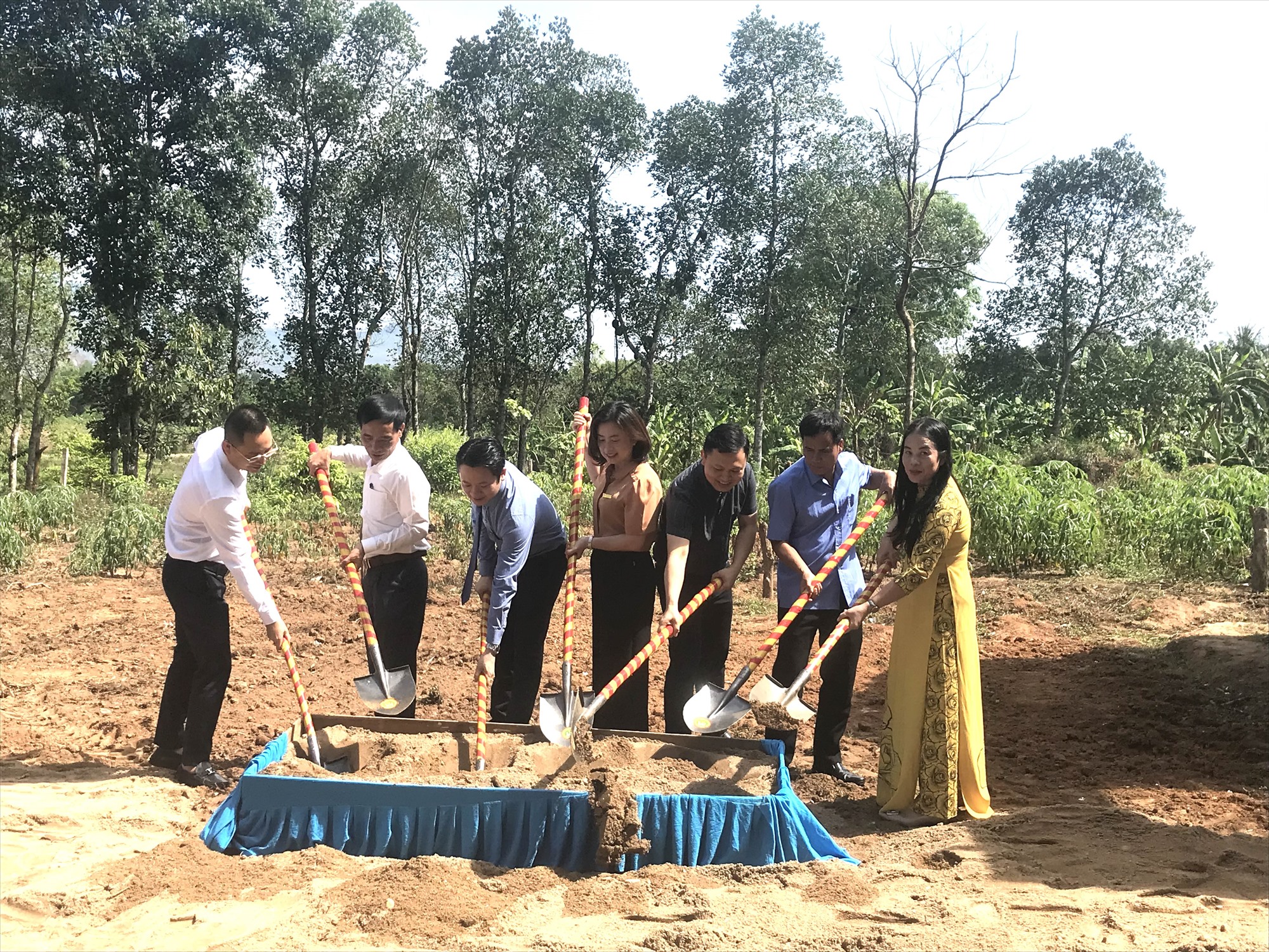 Các đại biểu thực hiện nghi thức khởi công xây dựng điểm trường Pa Loang - Ảnh: Đình Phục
