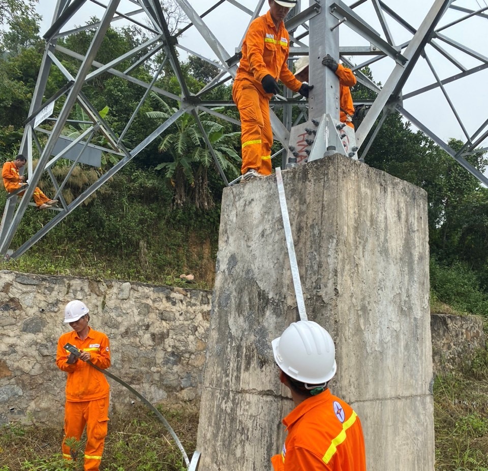 Đội Truyền tải điện Đông Hà kiểm tra các vị trí mất trộm dây tiếp địa - Ảnh: TTĐ ĐH