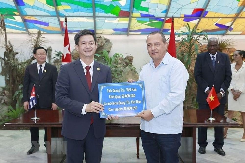 Bí thư Tỉnh ủy Lê Quang Tùng trao tặng 50.000 USD cho tỉnh Holguín - Ảnh: TTXVN