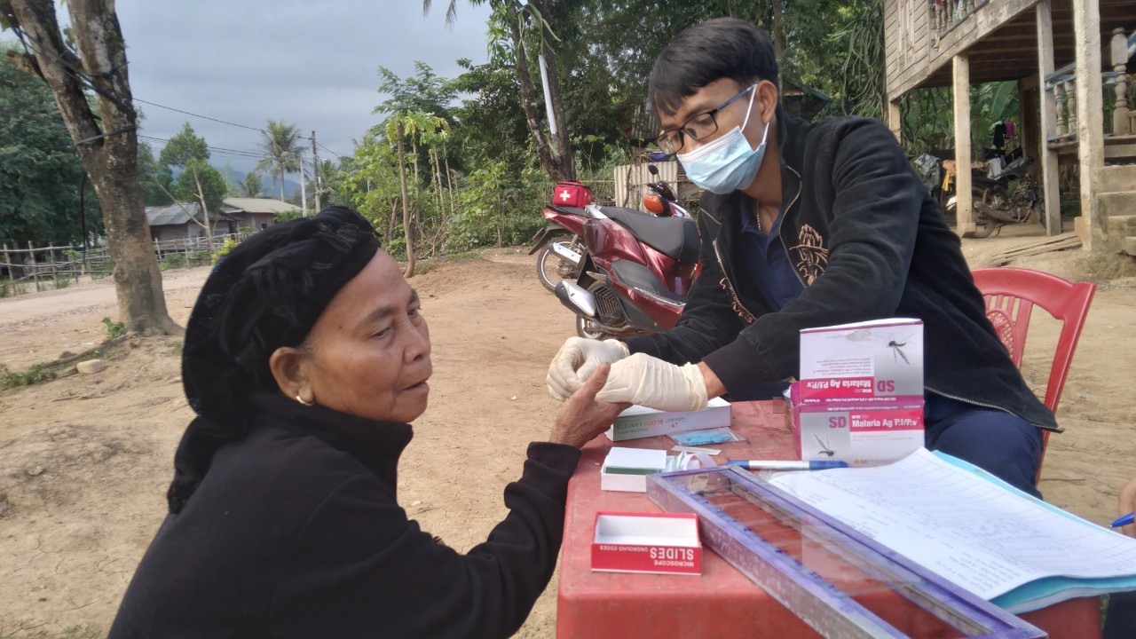 Tình nguyện viên lấy máu phục vụ giám sát dịch tễ sốt rét tại cộng đồng. Ảnh: TNV