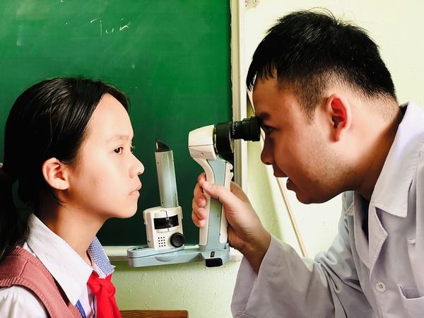Khám mắt và tư vấn miễn phí cho học sinh trường TH&THCS Triệu Lăng - Ảnh: M.A