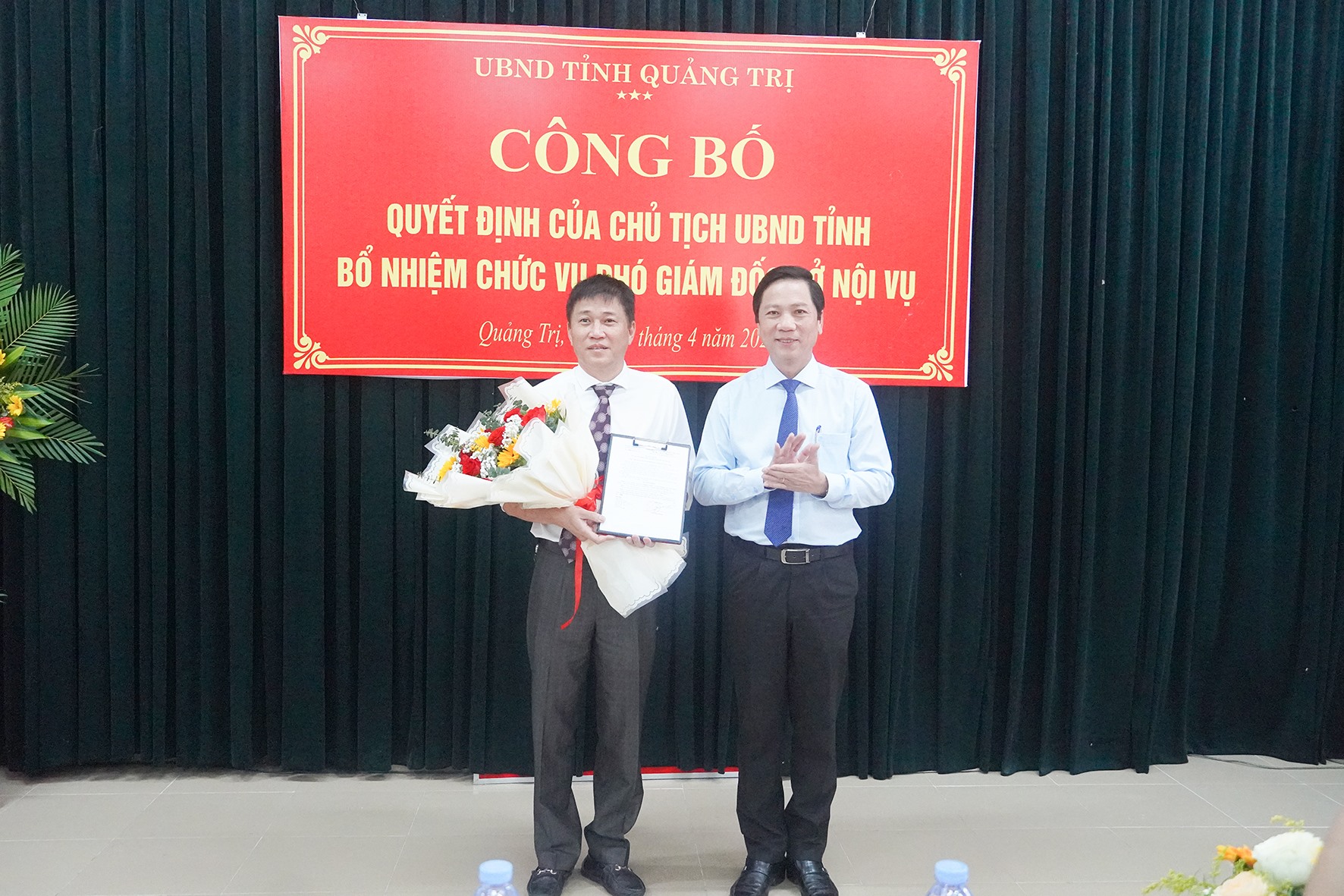 Phó Chủ tịch UBND tỉnh Hoàng Nam trao quyết định, tặng hoa chúc mừng tân Phó Giám đốc Sở Nội vụ Lê Quang Vịnh -Ảnh: Hồng Hà