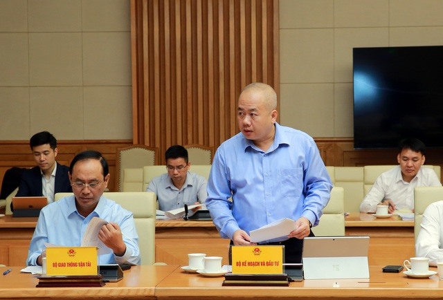 Thứ trưởng Bộ Kế hoạch và Đầu tư Đỗ Thành Trung báo cáo tiến độ giải ngân vốn đầu tư công của 17 bộ, cơ quan Trung ương - Ảnh: VGP/Minh Khôi