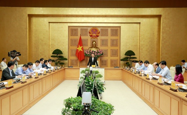 Phó Thủ tướng Trần Hồng Hà yêu cầu các bộ, ngành phải rà soát, tăng cường năng lực, trách nhiệm trong chỉ đạo, điều hành, quản lý công tác giải ngân vốn đầu tư công, nhất là những dự án lớn, quan trọng - Ảnh: VGP/Minh Khôi