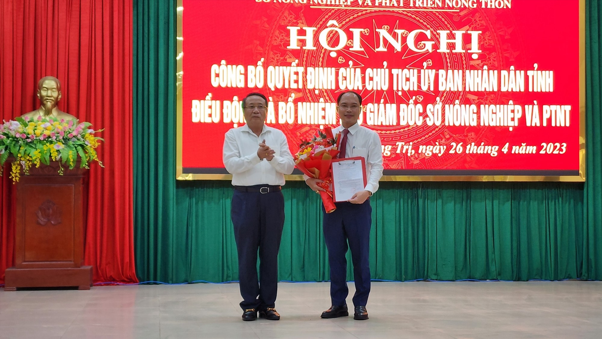Phó Chủ tịch Thường trực UBND tỉnh Hà Sỹ Đồng trao quyết định và tặng hoa chúc mừng tân Phó Giám đốc Sở Nông nghiệp và PTNT Phan Văn Phước - Ảnh: T.T
