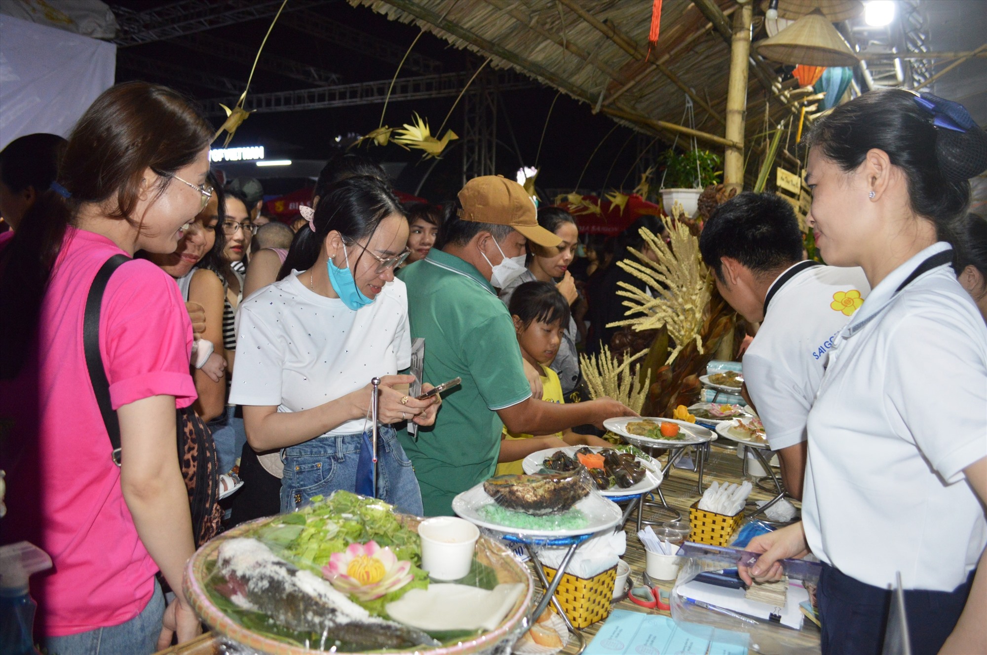 Đông đảo người dân, du khách thưởng thức ẩm thực các vùng miền tại lễ hội - Ảnh: ĐV