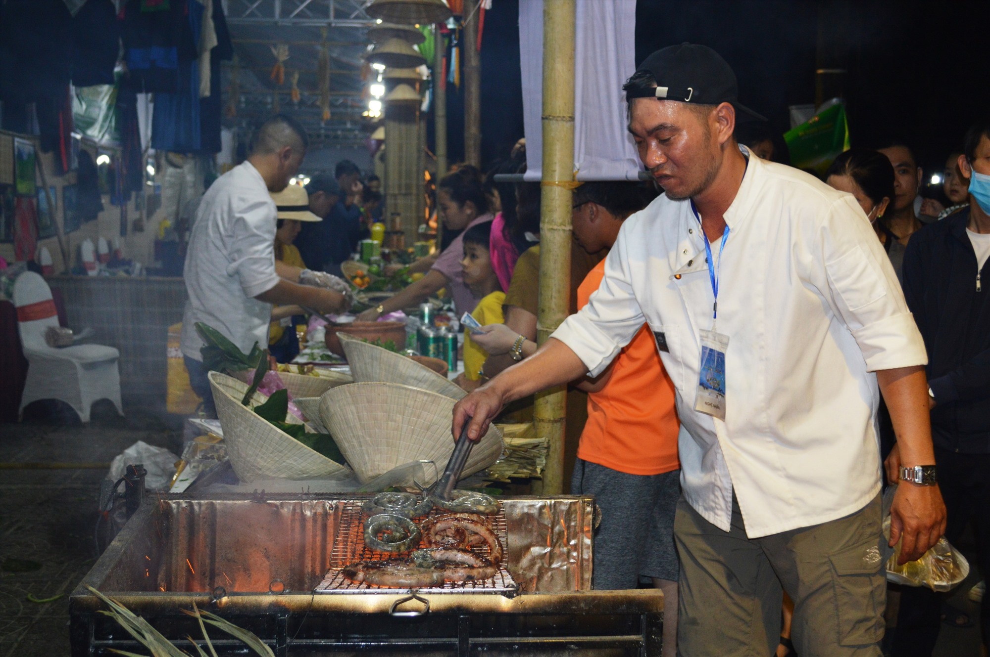 Đông đảo người dân, du khách thưởng thức ẩm thực các vùng miền tại lễ hội - Ảnh: ĐV