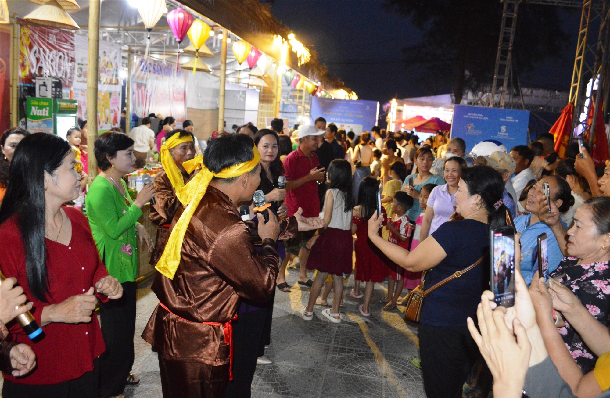 Nghệ thuật trình diễn dân gian Hò giã gạo Quảng Trị cũng được đưa vào lễ hội tạo nên không khí vui tươi, đậm chất nghệ thuật truyền thống quê hương - Ảnh: ĐV