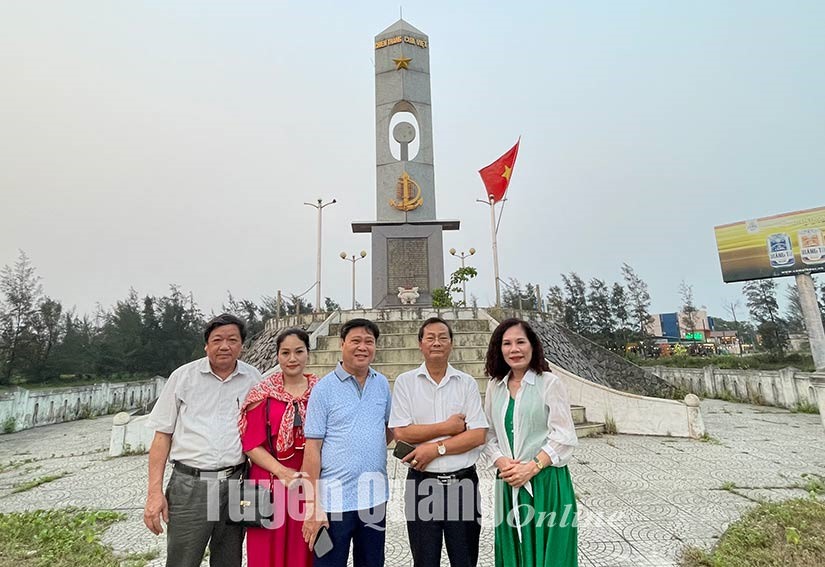 Các nhà báo thăm đài tưởng niệm chiến thắng Cửa Việt.