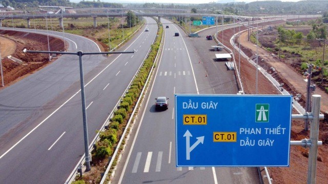 Dự án Phan Thiết-Dầu Giây rút ngắn hành trình từ TPHCM đến các trung tâm du lịch và mở ra cơ hội đầu tư vào khu vực miền Nam Trung Bộ; khắc phục tình trạng ách tắc giao thông và giảm thiểu tai nạn giao thông thường xuyên xảy ra trên Quốc lộ 1A - Ảnh: VGP/Nhật Bắc