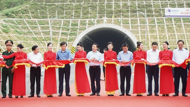 Phó Thủ tướng Chính phủ Trần Hồng Hà cùng các đại biểu cắt băng khánh thành dự án thành phần Mai Sơn-Quốc lộ 45 tại điểm cầu hầm Thung Thi, xã Hà Lĩnh, huyện Hà Trung, tỉnh Thanh Hoá - Ảnh: VGP/Phan Trang