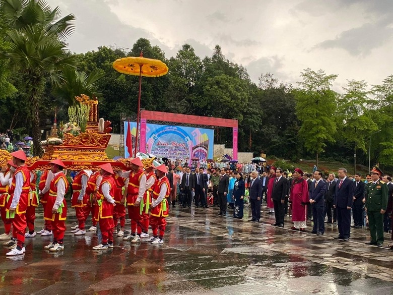 Chủ tịch nước Võ Văn Thưởng, cùng các vị lãnh đạo Đảng, Nhà nước, tỉnh Phú Thọ dâng hương tưởng niệm các Vua Hùng năm Quý Mão 2023. (Ảnh: Lại Hoa)