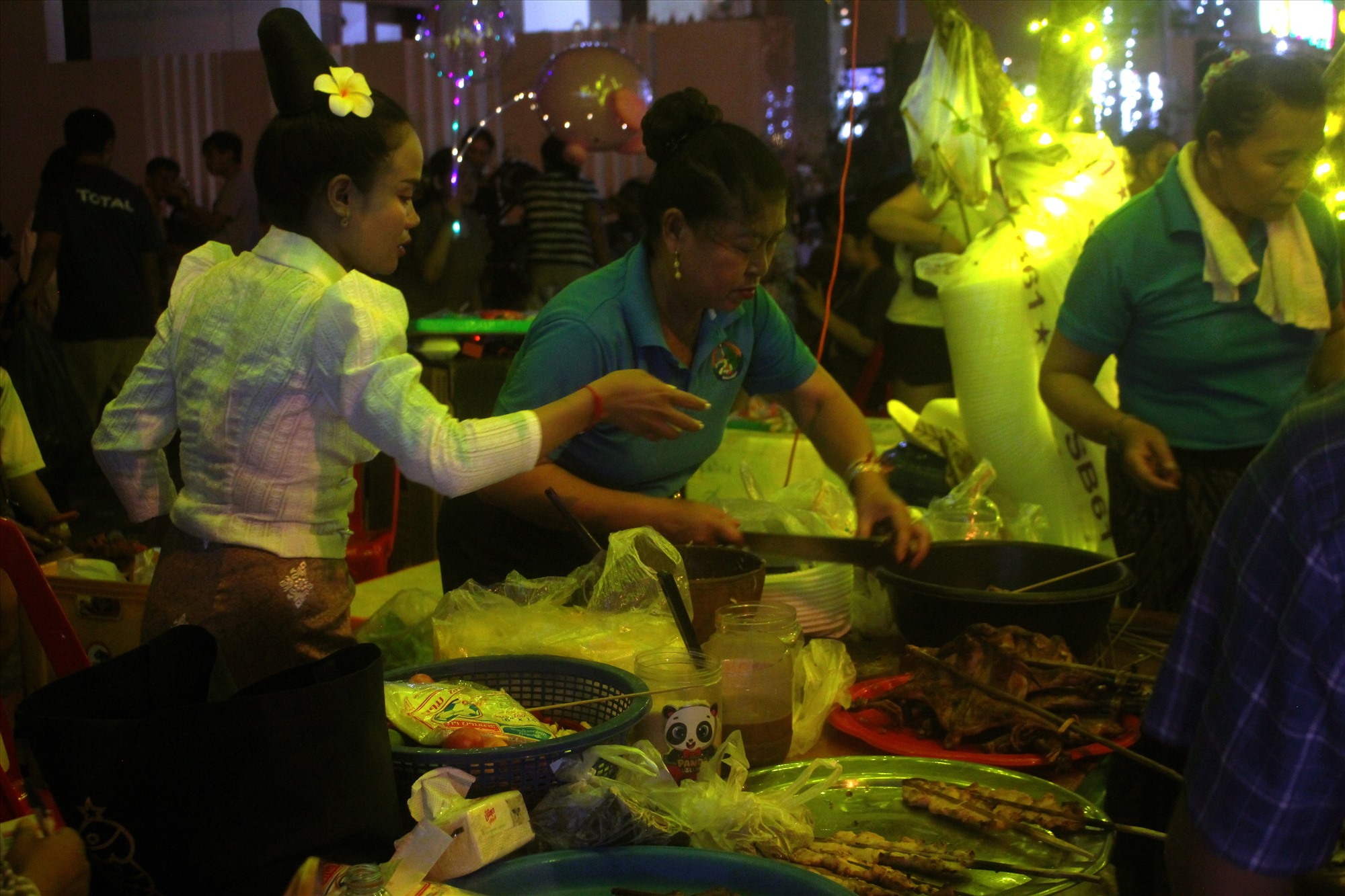 Ngoài ẩm thức trong nước ra tuyến đường đi bộ Nguyễn Huệ còn mang lại cho du khách những ẩm thực đặc sắc của nước bạn Lào
