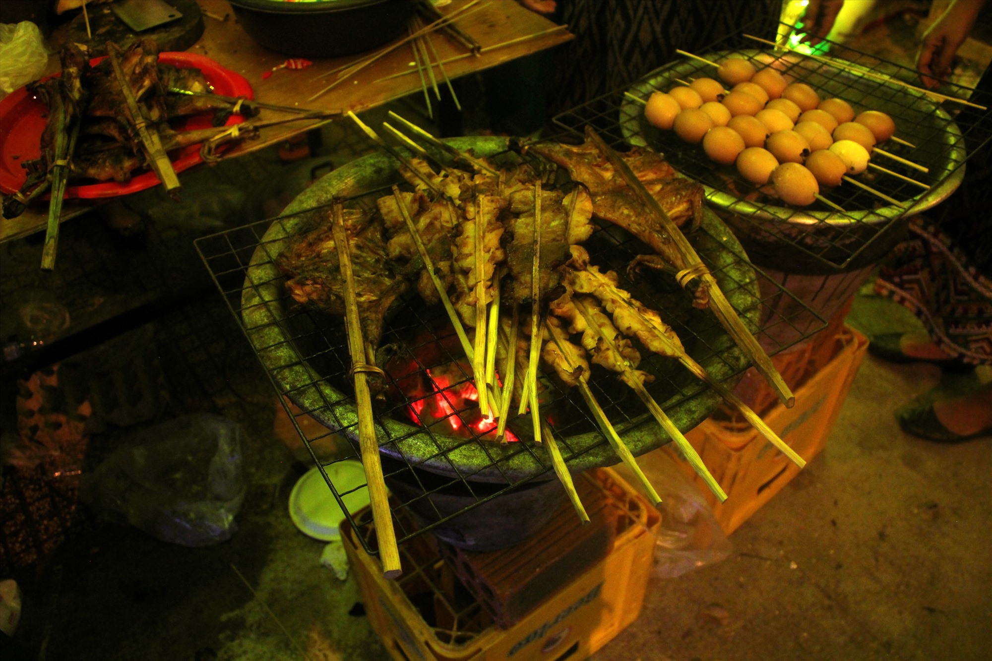 Ngoài ẩm thức trong nước ra tuyến đường đi bộ Nguyễn Huệ còn mang lại cho du khách những ẩm thực đặc sắc của nước bạn Lào